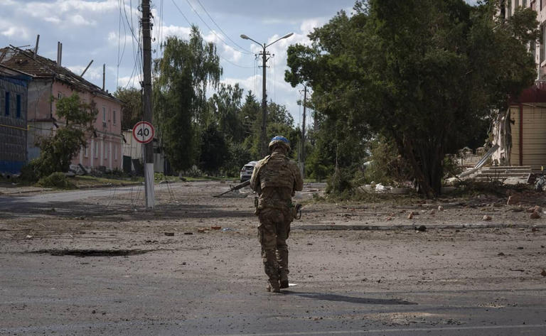 Un soldado ucraniano pasa por el centro de una ciudad en Sudzha, región de <strong>Kursk</strong>, <strong>Rusia</strong>. Foto:AP