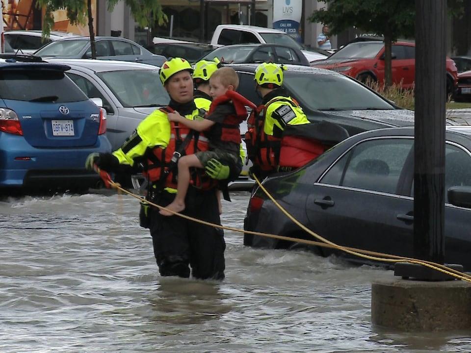 Toits effondrés, rues inondées : le sud de l’Ontario frappé par d ...