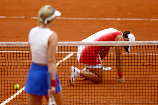 Paris 2024 Olympics – Tennis – Women’s Singles Quarterfinals – Roland-Garros Stadium, Paris, France – July 31, 2024. Iga Swiatek of Poland reacts after being hit in the face by tennis ball during her match against Danielle Collins of United States. REUTERS/Edgar Su