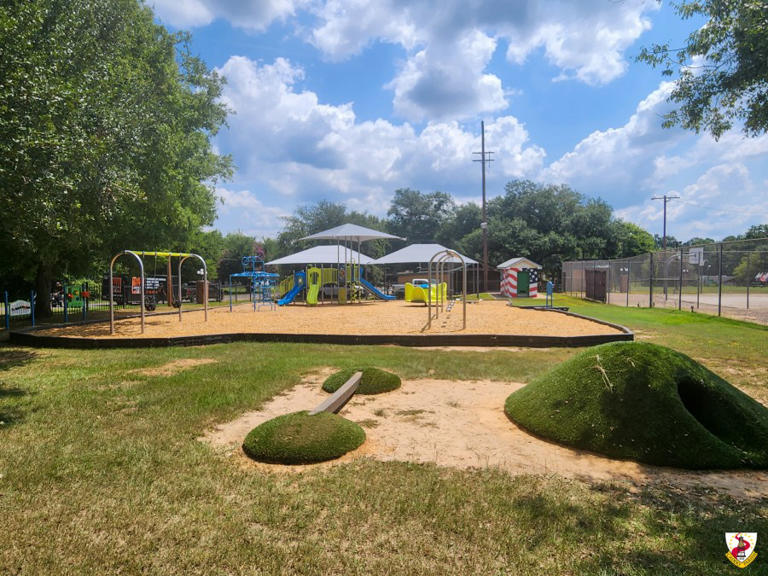Caddo Park: converting tennis court to pickleball court