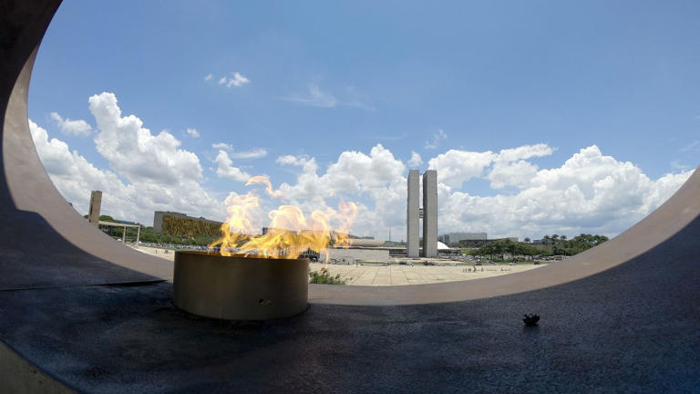 Entenda por que a Pira da Democracia está apagada em Brasília