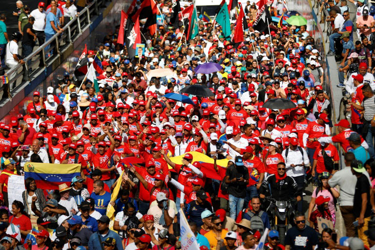 Apoiadores de Maduro saem em passeata na capital venezuelana