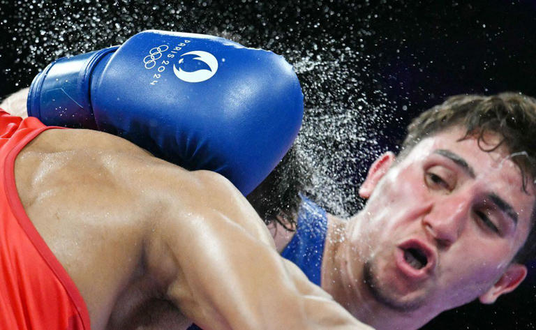 Marco Verde golpeando a Nishant Dev en los Juegos Olímpicos de París - Foto: AFP