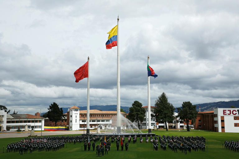 En la era Petro se han retirado 1.148 oficiales por voluntad propia.