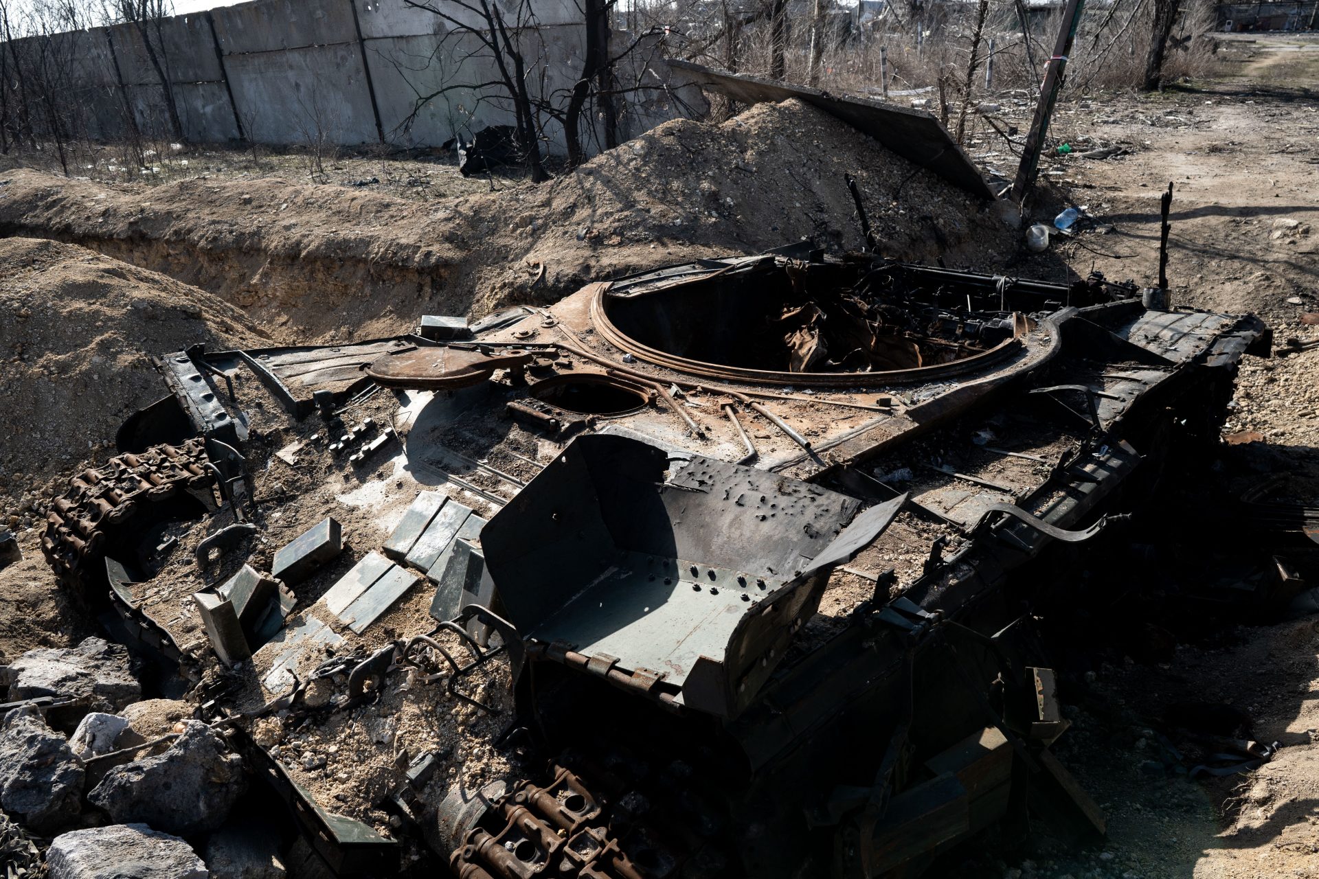 Combat footage reveals Ukraine knocking out one of Putin's best tank ...