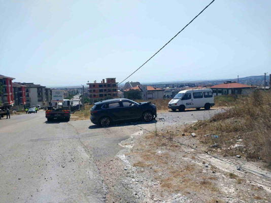 BALIKESİR'İN BANDIRMA İLÇESİNDE MOTOSİKLETLE ÇARPIŞAN TOGG, KULLANILMAZ HALE GELDİ. SÜRÜCÜLER HASTANEYE KALDIRILDI.