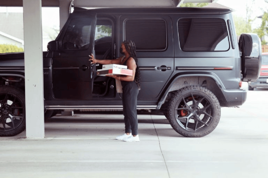 Simone Biles and her Mercedes-Benz AMG G63. Source: "www.deceroacien.com.mx".