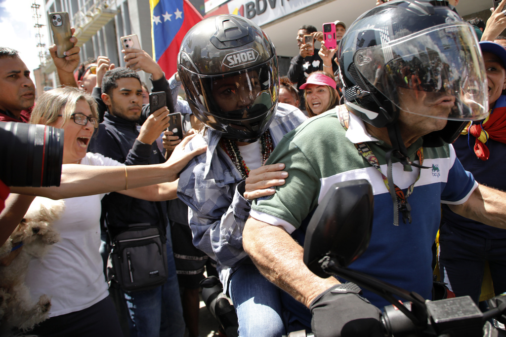 PHOTO COLLECTION: Tensions Rise In Venezuela After Sunday's ...