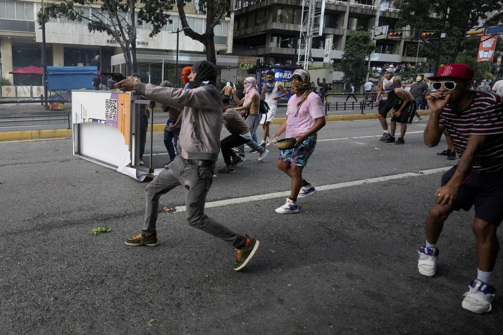 PHOTO COLLECTION: Tensions Rise In Venezuela After Sunday's ...