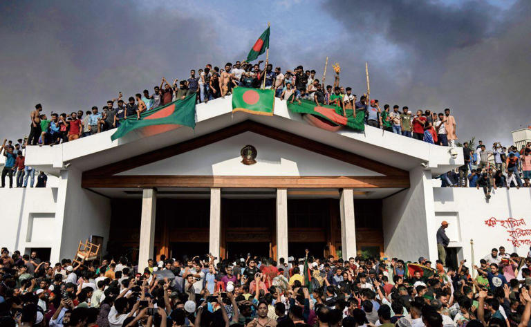 En Daca, manifestantes celebraron afuera del Parlamento de <strong>Bangladesh</strong>, luego de la renuncia de la primera ministra Sheikh Hasina. Foto: Rajib Dhar AP