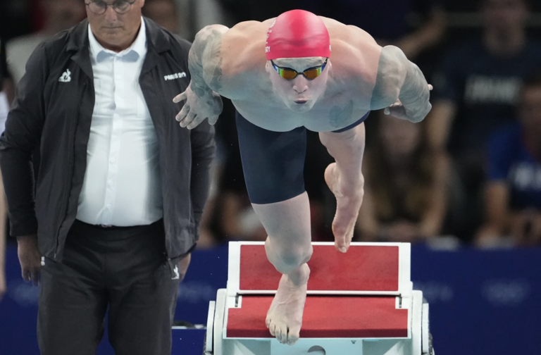 Peaty thi đấu nội dung 100m bơi ếch nam tại Olympic 2024. Ảnh: AP