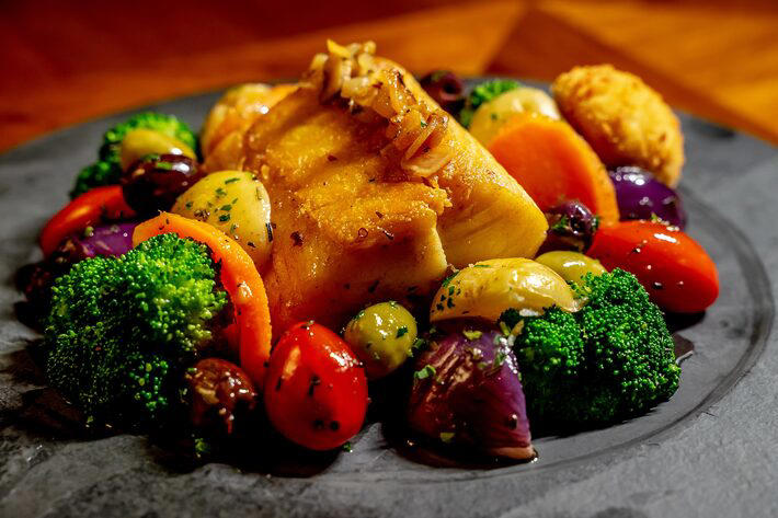 Bacalhau à portuguesa e seus acompanhamentos Foto: Bambu Restaurante