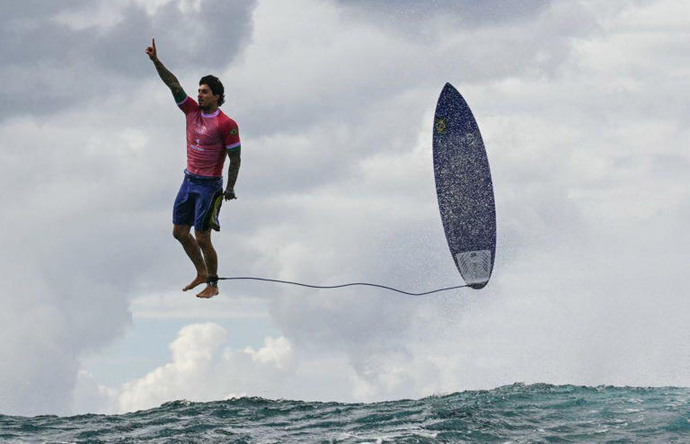 Tirada pelo fotógrafo francês Jerome Brouillet, a foto do surfista brasileiro Gabriel Medina faz parecer que ele está supenso no ar ao lado de sua prancha