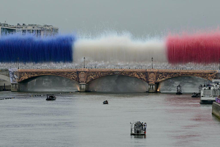 A abertura teve momentos espetaculares como este efeito com a bandeira francesa na ponte Austerlitz, sobre o rio Sena, em Paris