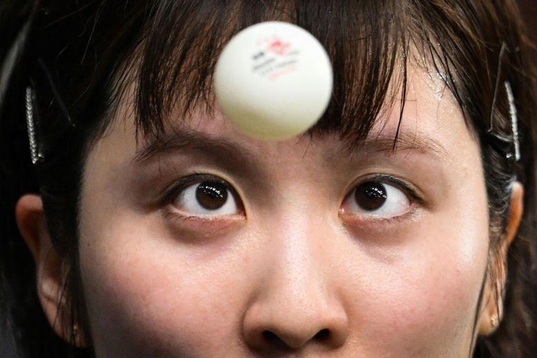 Miu Hirano, do Japão, fica de olho na bola durante uma partida de tênis de mesa