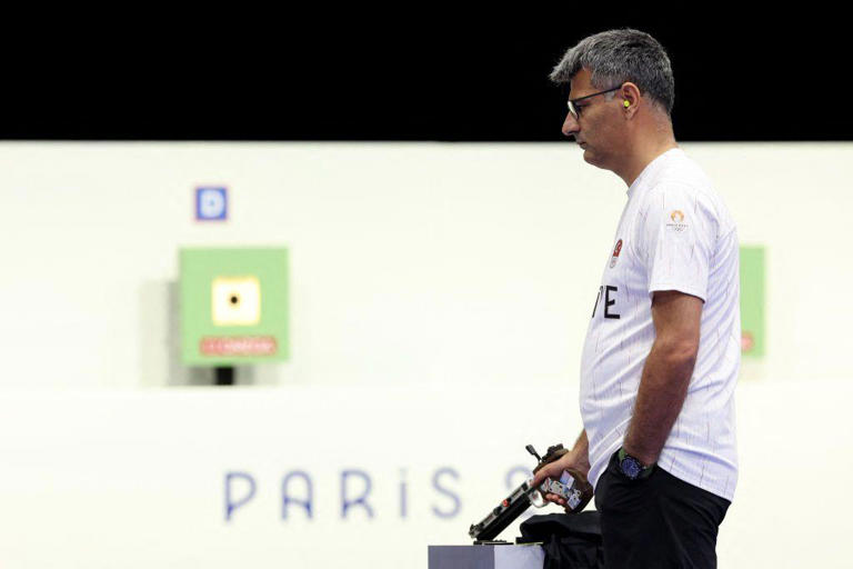 Em um ato inusitado, o atirador turco Yusuf Dikec conquistou a medalha de prata na pistola de ar comprimido sem recorrer a óculos especiais, como fazem outros atiradores