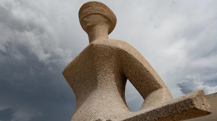 Monumento 'Justiça' localizado em frente ao prédio do Supremo Tribunal Federal (STF) na praça do Três Poderes em Brasília Foto: Wilton Junior/Estadão