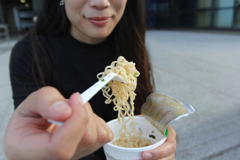 Foto antes de que mujer quede paralizada por comer sopa de tienda de conveniencia. 