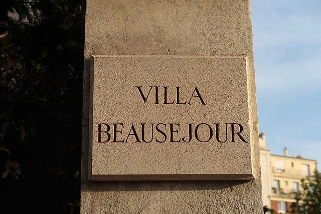 Plaque à l'entrée de la villa de Beauséjour (Paris, 16e).