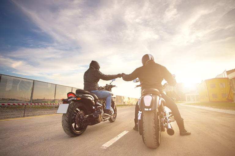 homens andando de moto em dupla comboio amizade