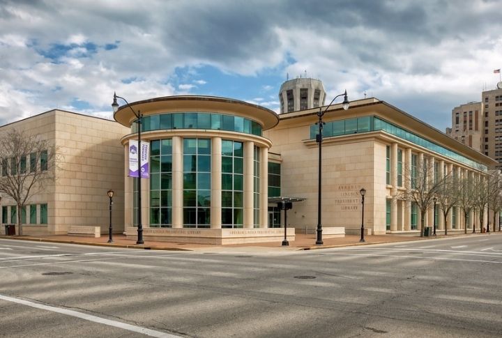 <p>Walk in the footsteps of a legend at the Abraham Lincoln Presidential Library and Museum in Springfield. You’ll be guided through exhibits on Lincoln’s life, presidency, and legacy. What’s great about this tour is that there are interactive displays, historical reenactments, and multimedia presentations to entertain people of all ages. </p>