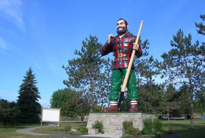 <p>Apart from the scenic views, travelers often spotted several roadside attractions. Towering statues of Paul Bunyan, shops shaped like giant teapots, or mysterious gravity-defying structures became the unplanned highlights of many journeys. They were perfect for stretching legs, snapping photos, and adding a touch of whimsy to the trip.</p>