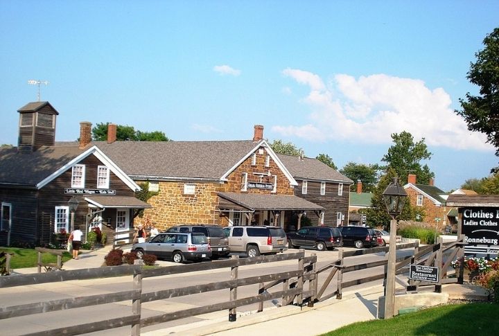 <p>The Amana Colonies gives you a glimpse into a unique German communal heritage. You can visit seven scenic villages, savor traditional foods, and browse handcrafted products. Entry is generally free, but guided tours and some activities may have fees—book tours online or at visitor centers. Take advantage of the 5th Tuesday $3 beer at Millstream Brewing Co.</p>