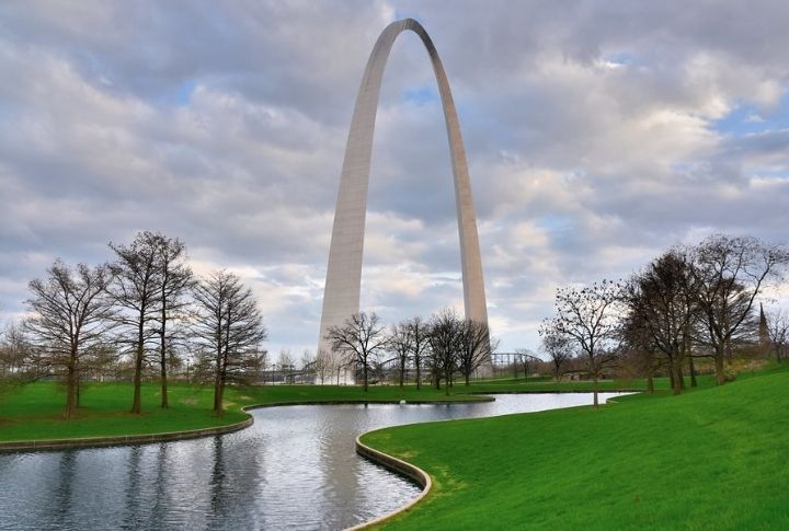 <p>Ascend the Gateway Arch in St. Louis to understand America’s westward expansion. You can see panoramic views from the top and visit the museum to learn about the arch’s construction and significance. This tour offers an inspiring look at America’s pioneering spirit. Please note that advance booking is recommended for the tram ride.</p>