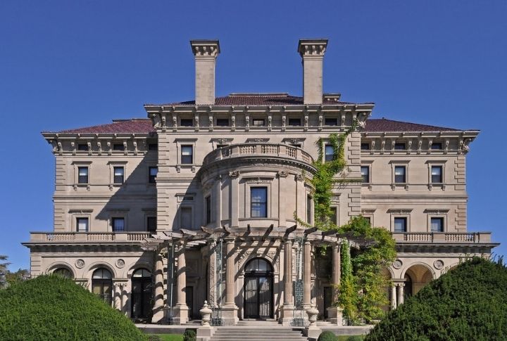 <p>The Breakers in Newport, Rhode Island, exemplifies Gilded Age opulence. Built by Cornelius Vanderbilt II from 1893-1895, this Italian palazzo-style mansion boasts 70 rooms, including 48 bedrooms and 27 fireplaces. The tour teaches you about the building’s classical Roman elements and luxurious interiors, including Baccarat crystal chandeliers and intricate mosaics.</p>