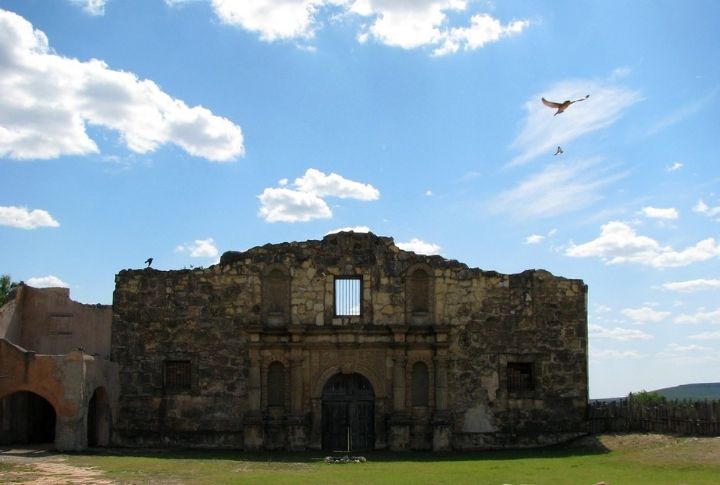 <p>At The Alamo in San Antonio, go into the pivotal 1836 battle where Texas fought for independence from Mexico. The site features preserved historic buildings, including the chapel and barracks, and offers educational exhibits on the battle’s key figures and events. Learn about the Alamo’s role in shaping Texas’ identity and legacy.</p>