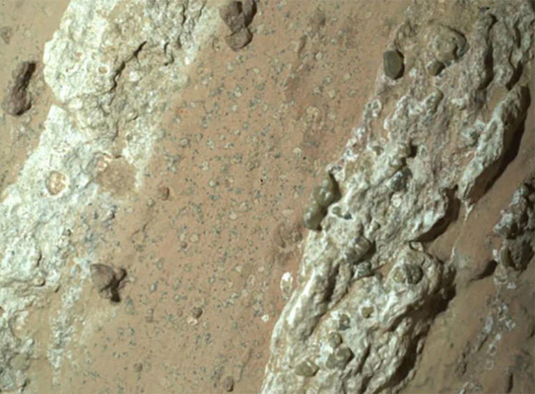 Nave Perseverance da NASA descobriu "manchas de leopardo" numa rocha avermelhada apelidada de "Cataratas de Cheyava" na cratera Jezero de Marte em julho de 2024. NASA/JPL-Caltech/MSSS