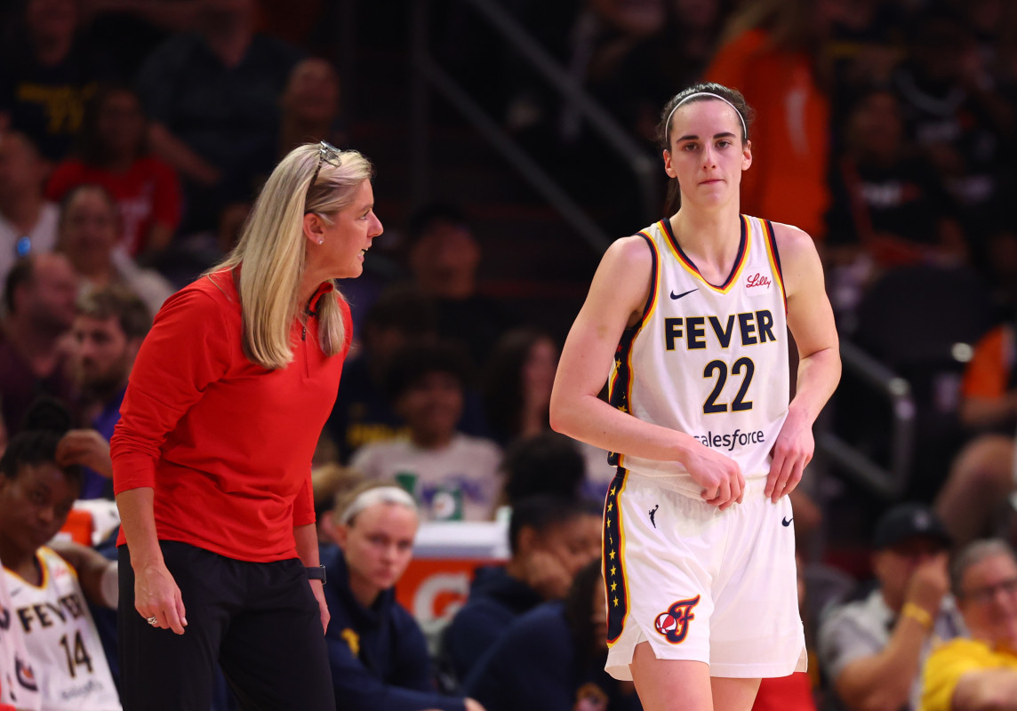 Indiana Fever head coach Christie Sides and guard Caitlin Clark (22) © Mark J. Rebilas-USA TODAY Sports