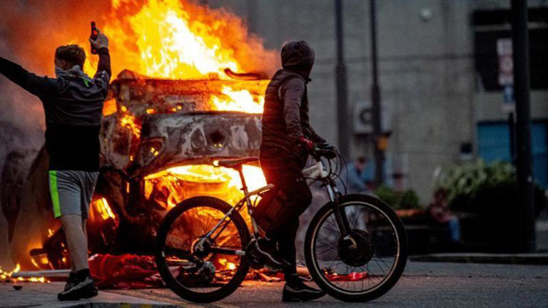 Protestos antirracismo tomam Reino Unido após manifestações violentas contra imigrantes