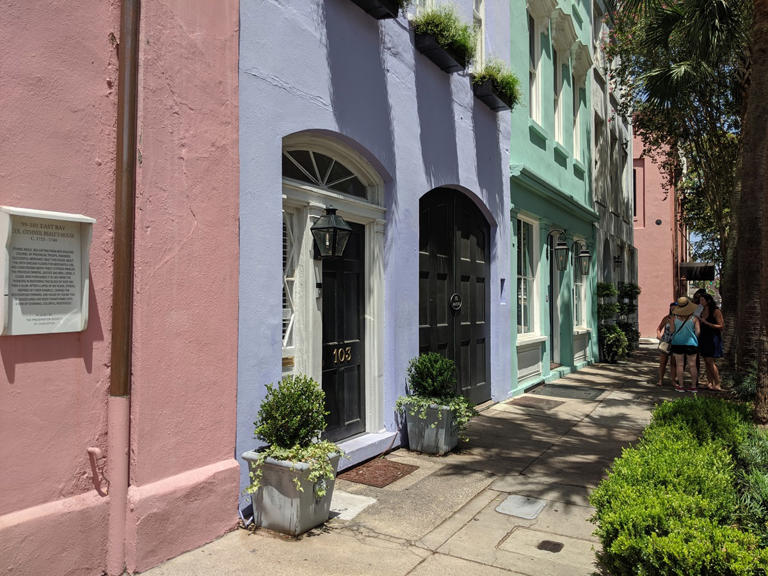 See Charleston's cobblestone streets and pastel antebellum homes while on an expert-guided tour. Here are the best tours in Charleston.