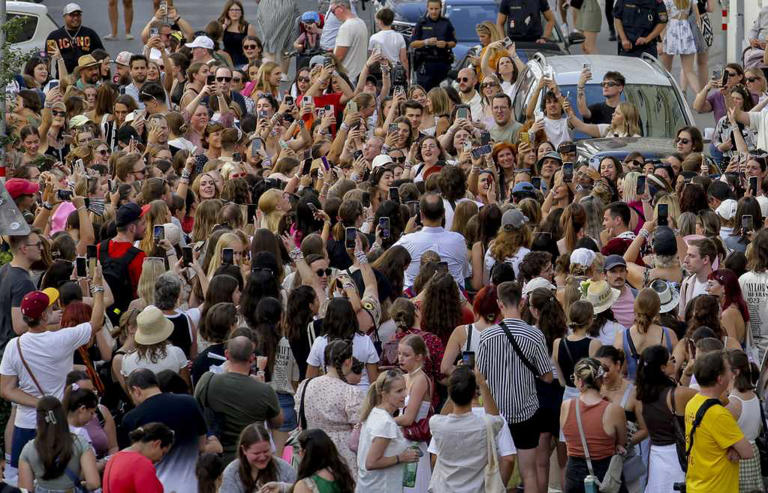 Massive crowds of 'Swifties' gather, sing together in Vienna after Taylor Swift concerts canceled