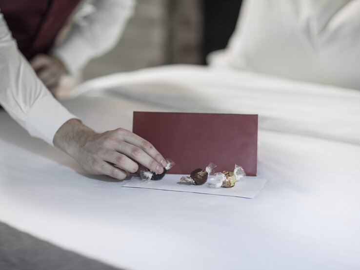 Die kleine Schoki auf dem Kissen: Warum sie in Hotels dort liegt