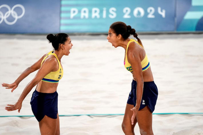 Duda e Ana Patrícia vibram com ponto na final olímpica do vôlei de praia em Paris Foto: Robert F. Bukaty/AP