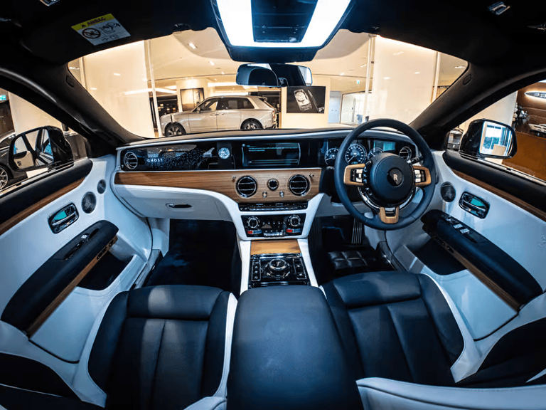 This is how the Rolls-Royce Ghost looks on the inside. Source:"newatlas.com".