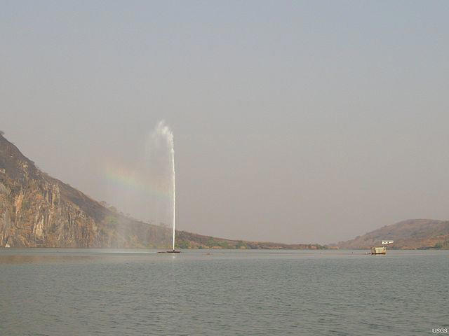 Desgasificação controlada no Lago Nyos. (Fonte: Wikimedia Commons/Reprodução)