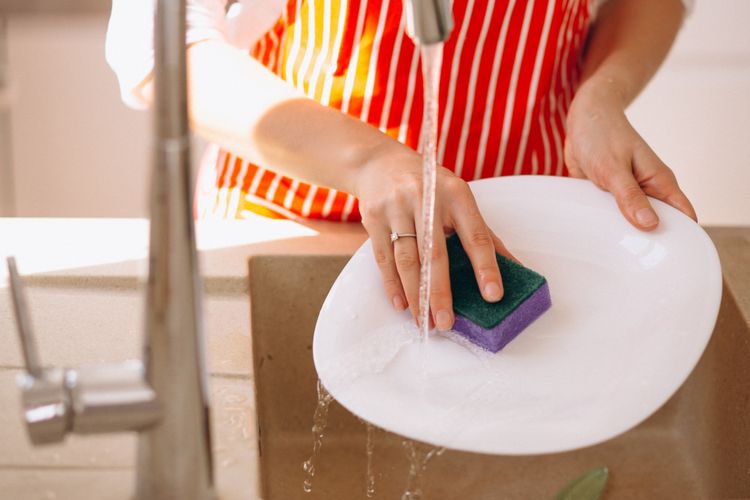 Cara Cuci Piring Berminyak Hemat Sabun dan Air