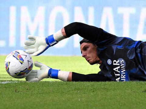 Yann Sommer lanzándose por un balón. (Reuters)