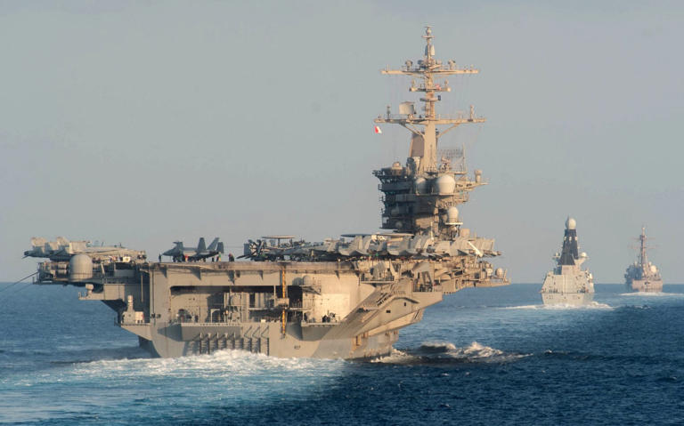 USS Abraham Lincoln, fotografiado en 2019 en compañía de destructores británicos y estadounidenses. Hoy en día, el Lincoln está en camino hacia el Medio Oriente en respuesta a la escalada de la crisis allí, dejando el Pacífico Occidental vacío de portaaviones estadounidenses - Especialista en Comunicación de Masas de 3ª Clase Zachary Pearson / Marina de los EE. UU. / AFP