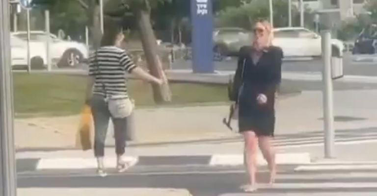 Sigal Yana Itzkovich, de 33 años, portando una hacha tras asesinar a su <strong>hijo</strong> y su perro. Créditos: Tomada de video