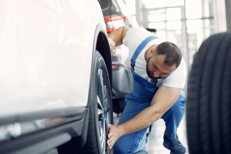 Las llantas nuevas deben ir siempre en el eje trasero del auto. Foto: Freepik