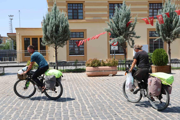 DANİMARKA’DAN 1 NİSAN’DA DÜNYA TURUNA ÇIKAN ÇİFT, 140 GÜNDÜR PEDAL ÇEVİREREK GEZMELERİN DURAĞI DİYARBAKIR OLDU.