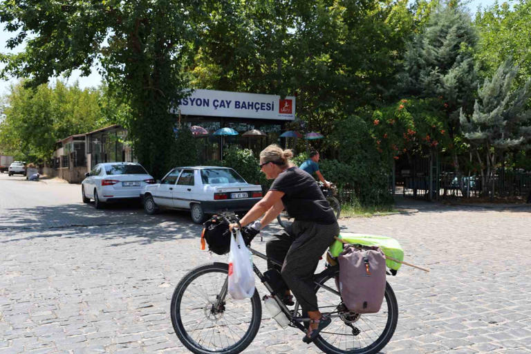 DANİMARKA’DAN 1 NİSAN’DA DÜNYA TURUNA ÇIKAN ÇİFT, 140 GÜNDÜR PEDAL ÇEVİREREK GEZMELERİN DURAĞI DİYARBAKIR OLDU.