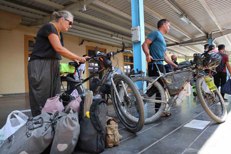 DANİMARKA’DAN 1 NİSAN’DA DÜNYA TURUNA ÇIKAN ÇİFT, 140 GÜNDÜR PEDAL ÇEVİREREK GEZMELERİN DURAĞI DİYARBAKIR OLDU.