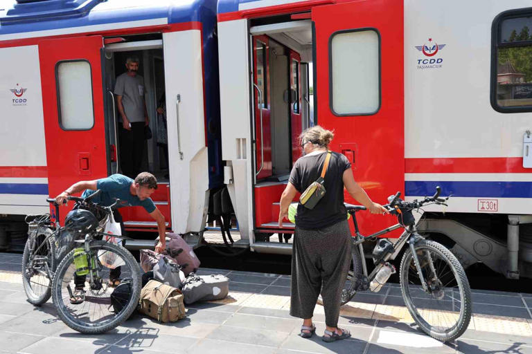 DANİMARKA’DAN 1 NİSAN’DA DÜNYA TURUNA ÇIKAN ÇİFT, 140 GÜNDÜR PEDAL ÇEVİREREK GEZMELERİN DURAĞI DİYARBAKIR OLDU.