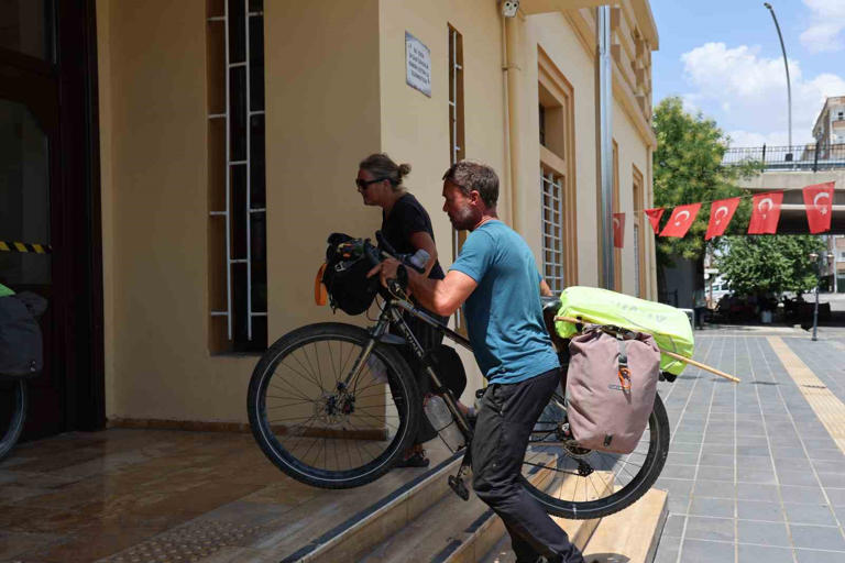 DANİMARKA’DAN 1 NİSAN’DA DÜNYA TURUNA ÇIKAN ÇİFT, 140 GÜNDÜR PEDAL ÇEVİREREK GEZMELERİN DURAĞI DİYARBAKIR OLDU.