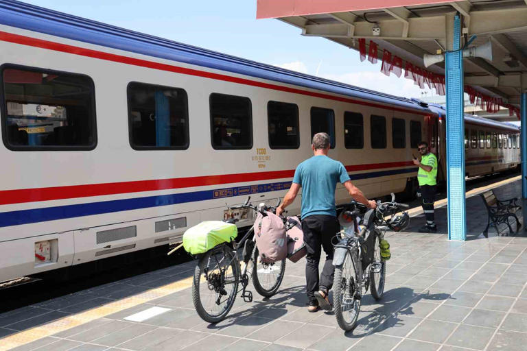 DANİMARKA’DAN 1 NİSAN’DA DÜNYA TURUNA ÇIKAN ÇİFT, 140 GÜNDÜR PEDAL ÇEVİREREK GEZMELERİN DURAĞI DİYARBAKIR OLDU.